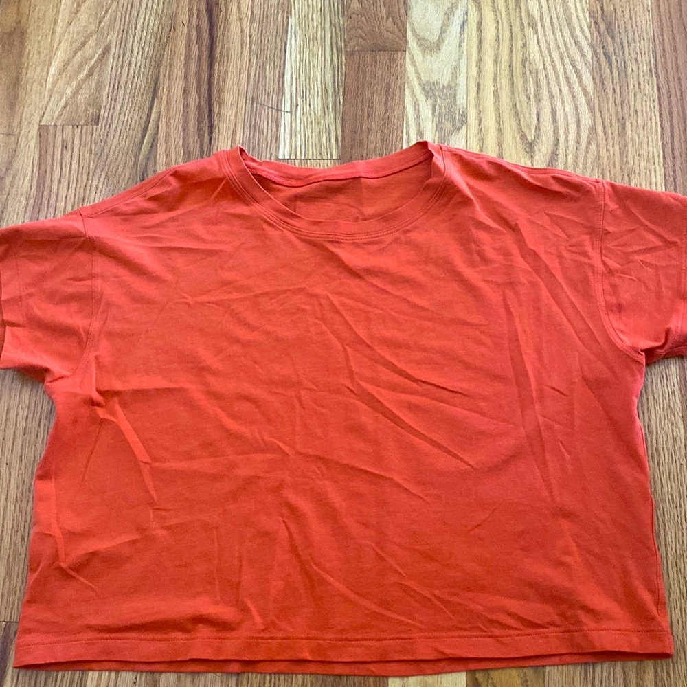 Lululemon cropped orange t-shirt